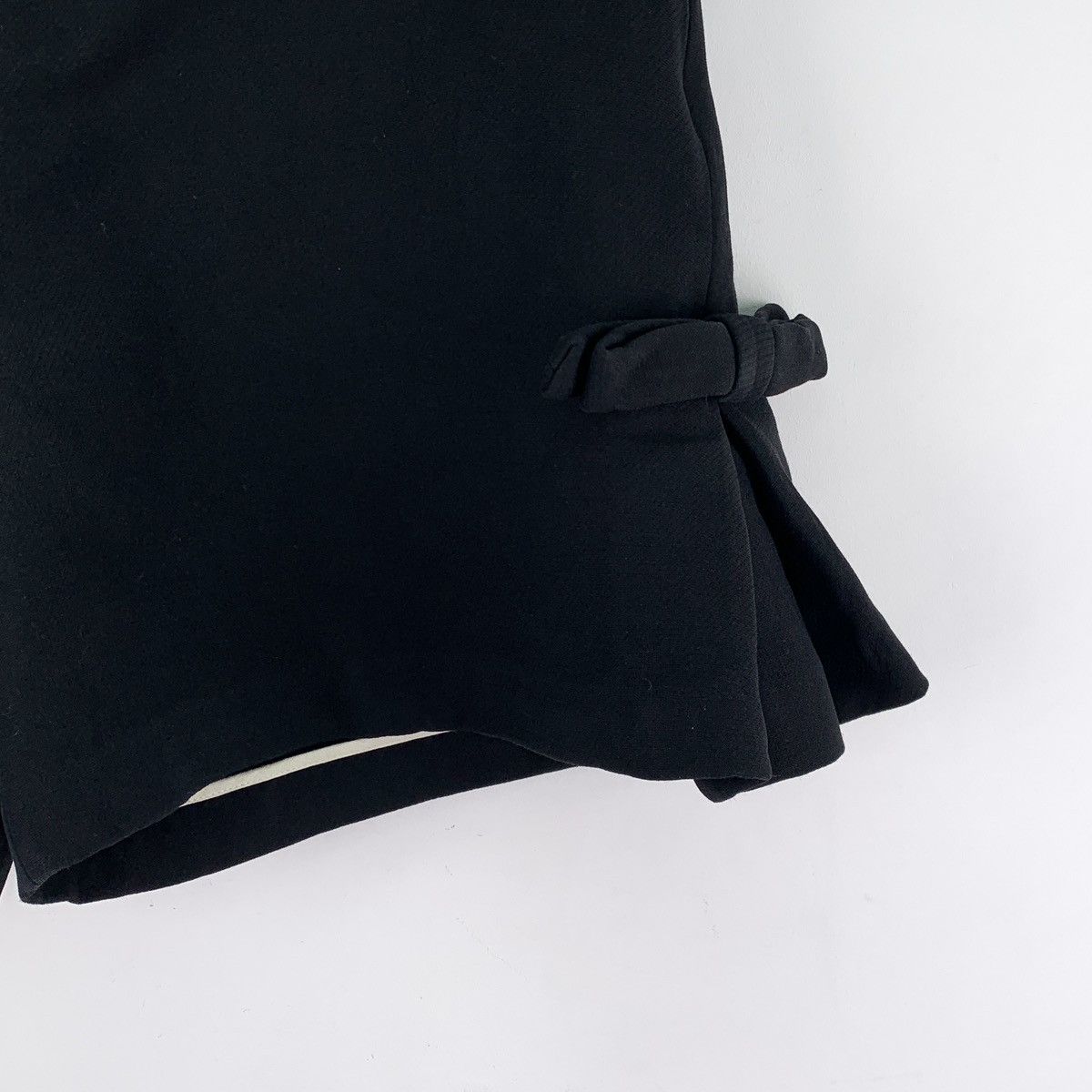 Fendi Fendi Black Side Bow Decorated Casual Shorts K26WX Size 28" / US 6 / IT 42 - 4 Thumbnail