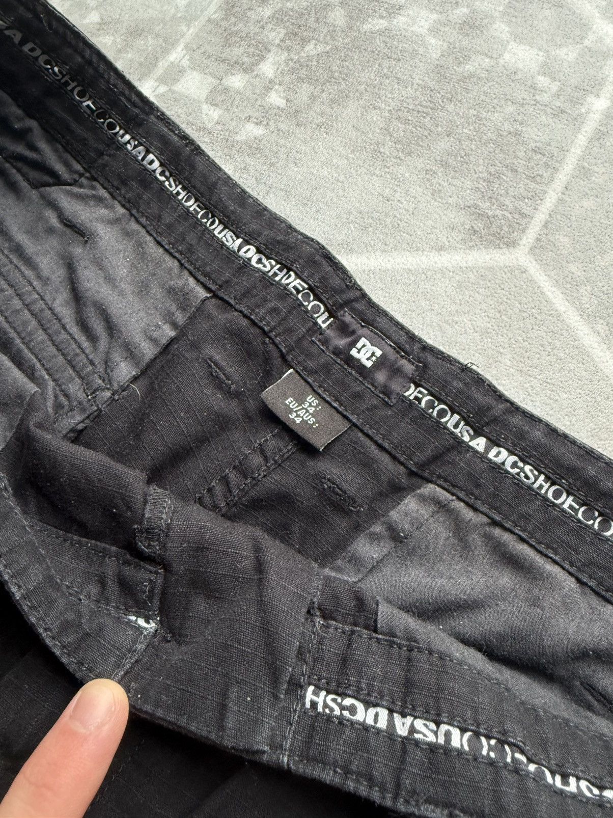 DC DC Shoes Black Cargo Shorts Size US 34 / EU 50 - 3 Thumbnail