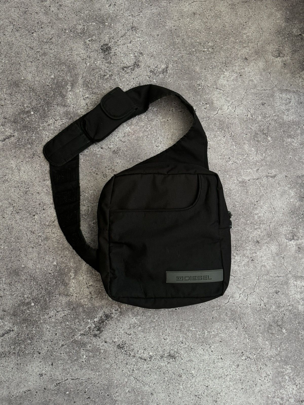 Diesel × Vintage Vintage Diesel Y2K distressed crossbody sling bag Size ONE SIZE - 1 Thumbnail