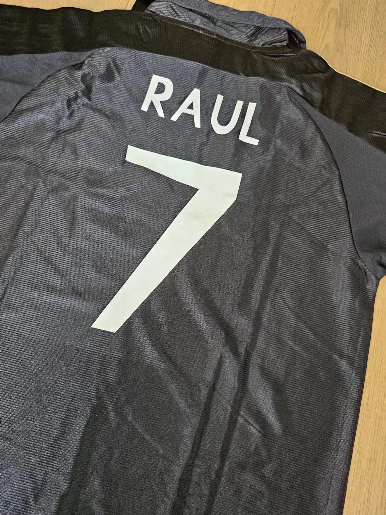 Other 98 00 Real Madrid #7 Raúl Jersey Size US L / EU 52-54 / 3 - 3 Thumbnail