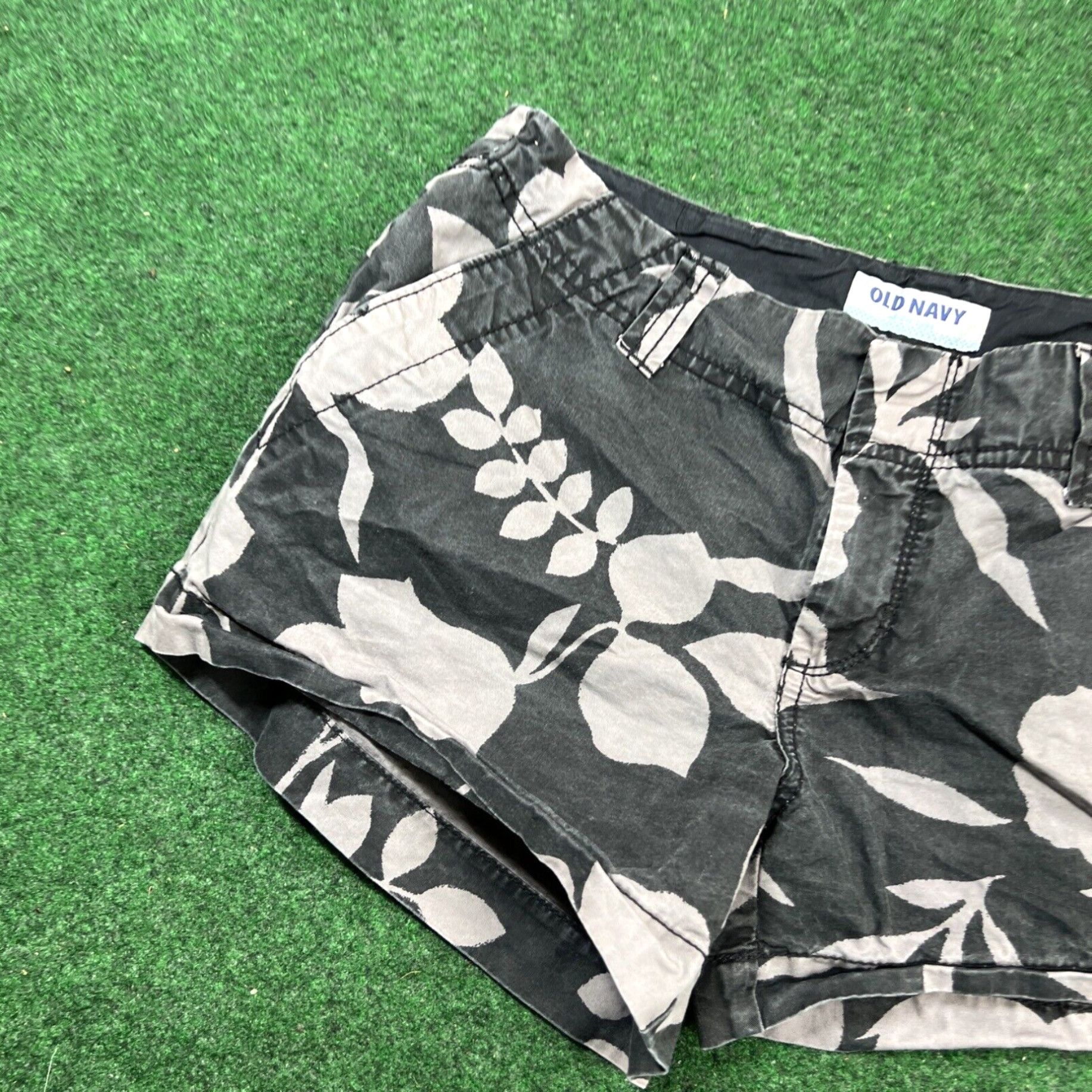 Old Navy Old Navy Women's Everyday Shorts, Black Floral, Size 4 Size 27" / US 4 / IT 40 - 3 Thumbnail