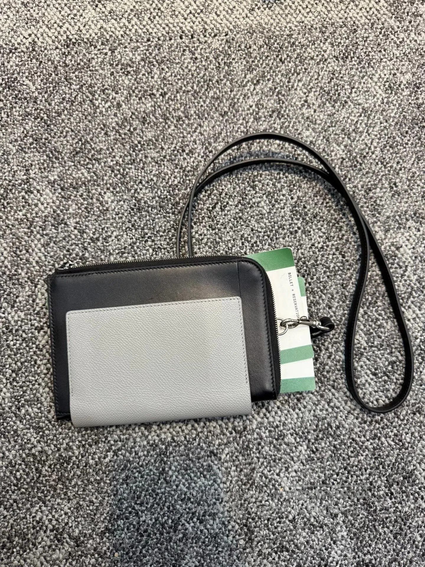 Balenciaga Balenciaga Passport Phone Bag. Size ONE SIZE - 2 Thumbnail
