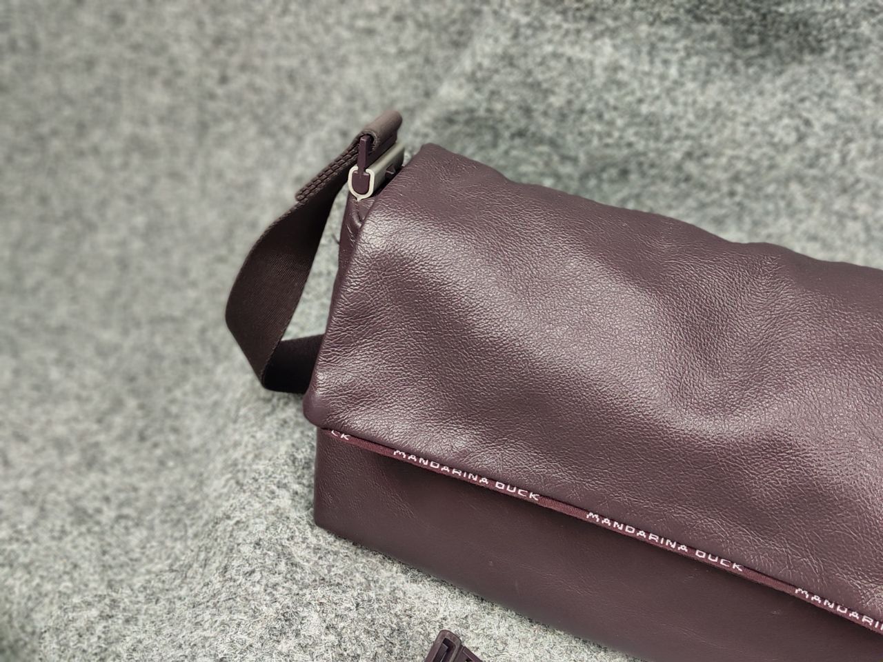 Mandarina Duck Mandarin Duck Design Dark purple leather Crossbody Bag Size ONE SIZE - 4 Thumbnail