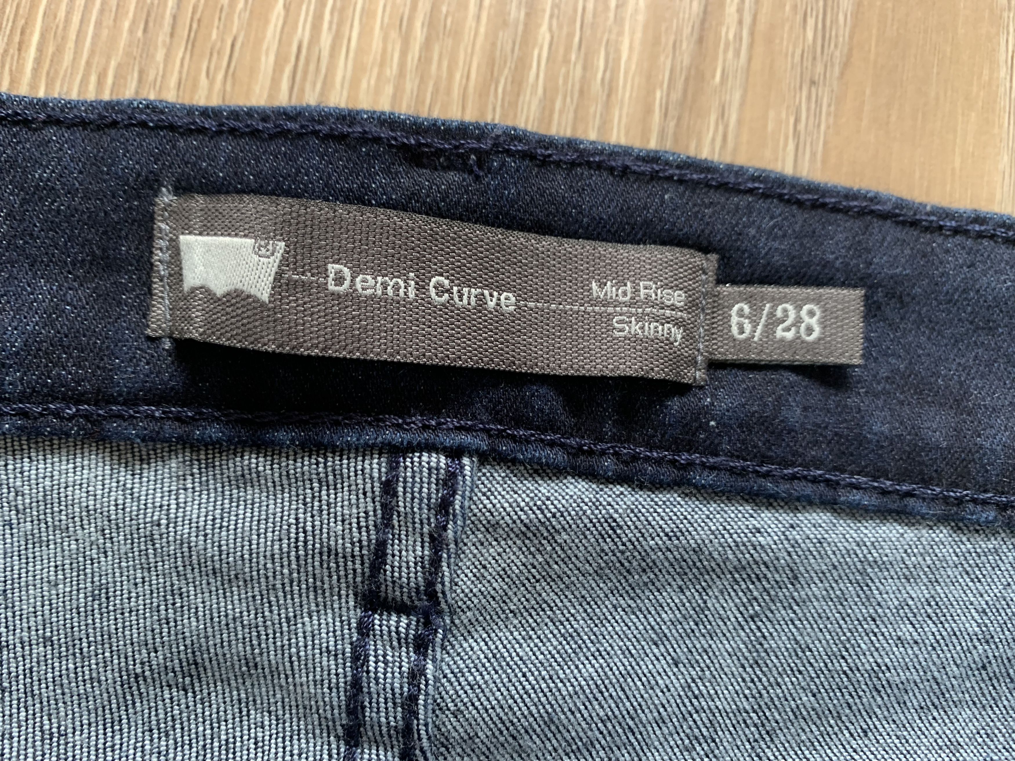 Levi's Levis Women’s Demi Curve Mid Rise Skinny Jeans Size 28" / US 6 / IT 42 - 6 Thumbnail