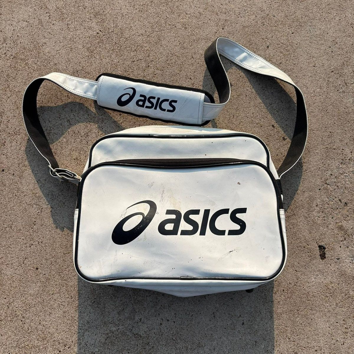 Asics ASICS White Shoulder Bag / Sport Crossbody / Logo Print Size 34 - 1 Thumbnail