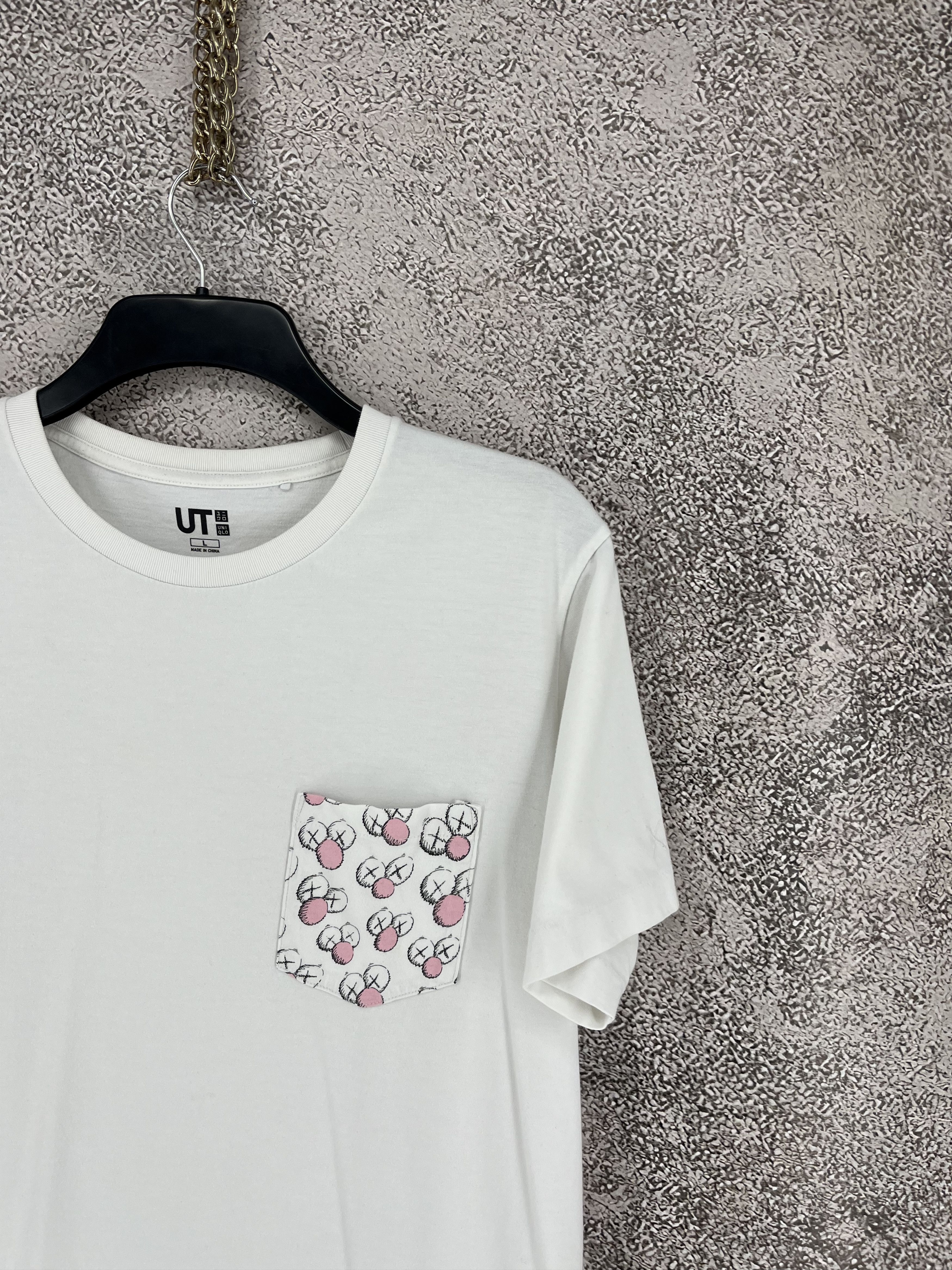 Uniqlo Mens T-Shirt Uniqlo x Kaws Big Print Size L Size US L / EU 52-54 / 3 - 5 Thumbnail