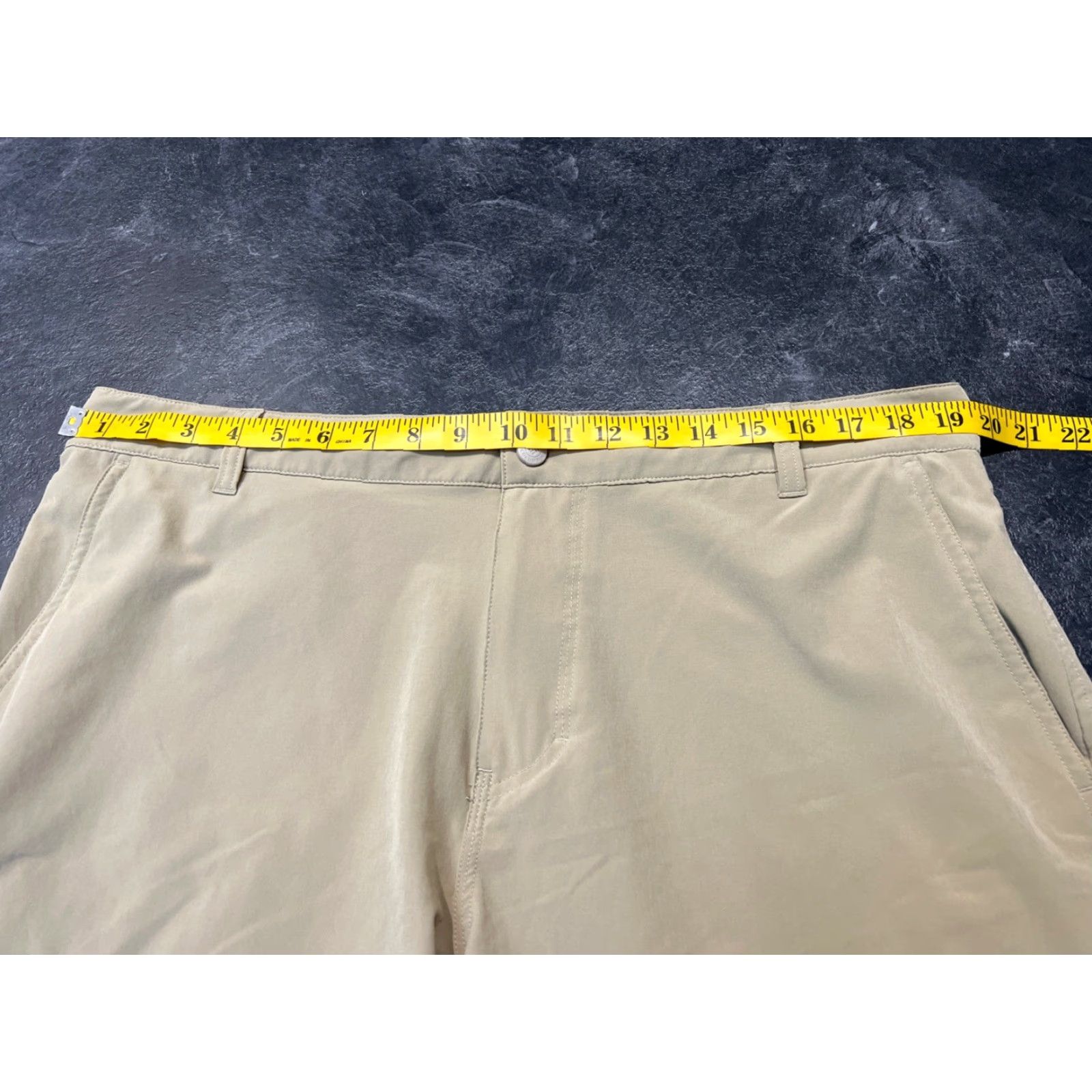 Vintage Columbia Mens Shorts Beige 38 Polyester Blend Chino Casual Outdoor Breathable Zip Pocket 8in Inseam Regular Waist 38 Logo Size US 38 / EU 54 - 7 Thumbnail