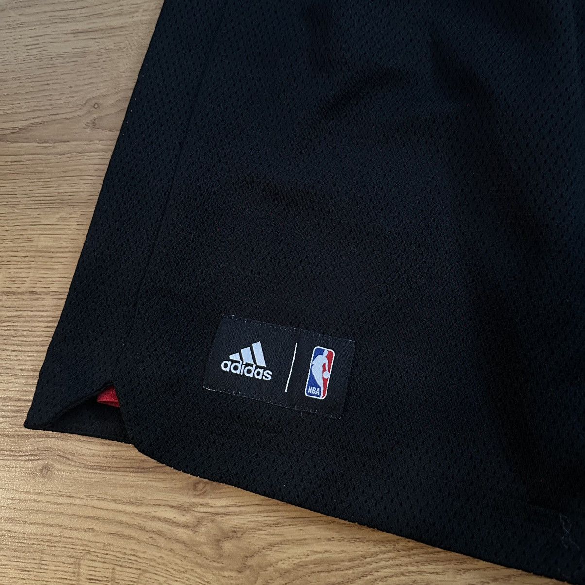 Adidas × NBA × Vintage Adidas Chicago Bulls Basketball Shorts Size US 32 / EU 48 - 3 Thumbnail