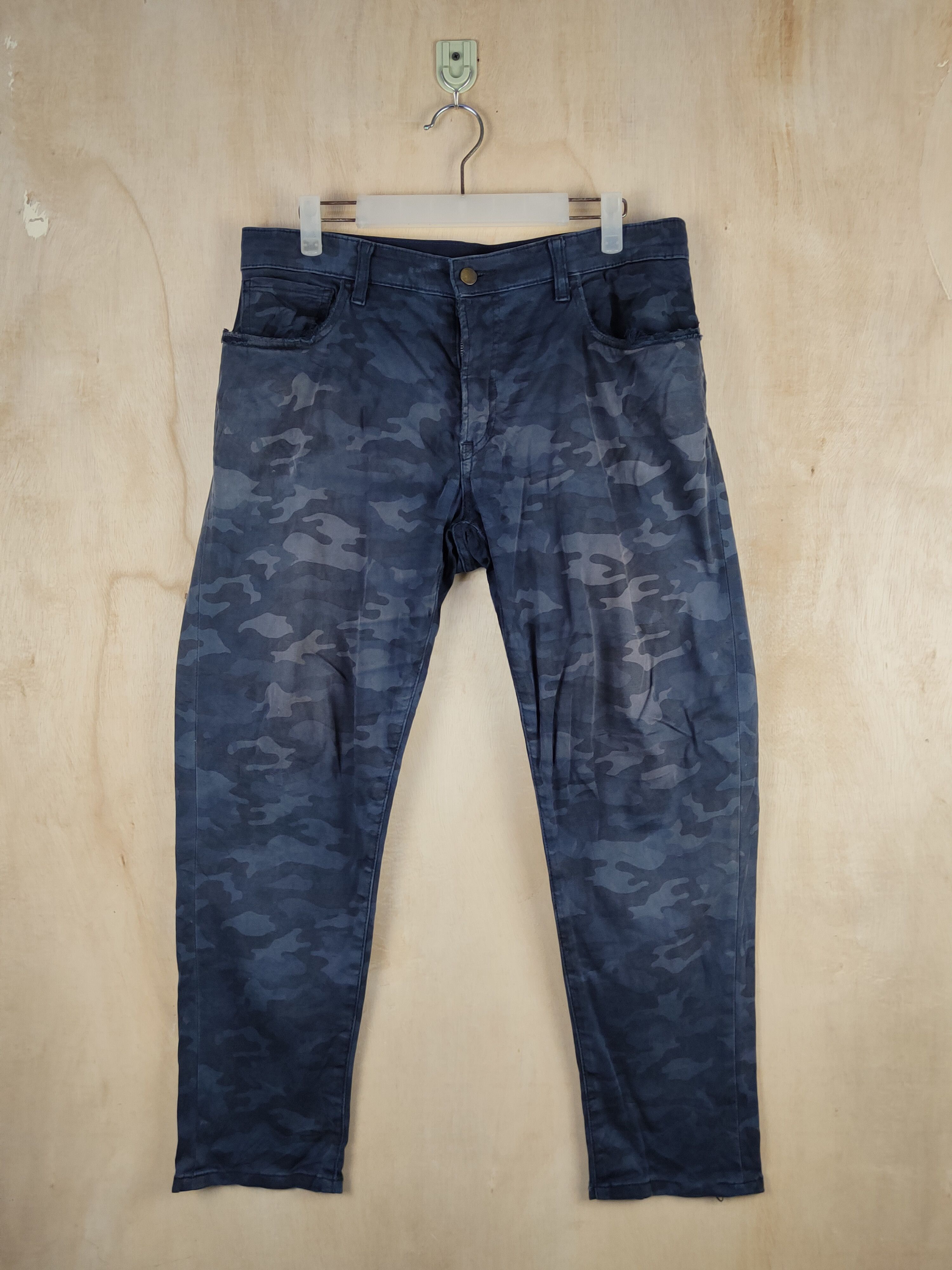 image of Uniqlo Camouflage Multipocket Casual Pants S2430, Men's (Size 33)