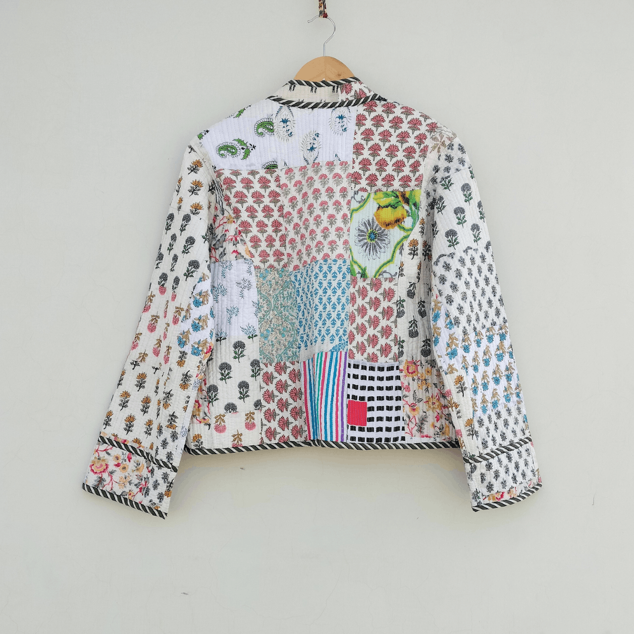 Handmade Vintage Patchwork Kantha Jacket, Short Quilted Jacket Size S / US 4 / IT 40 - 2 Thumbnail