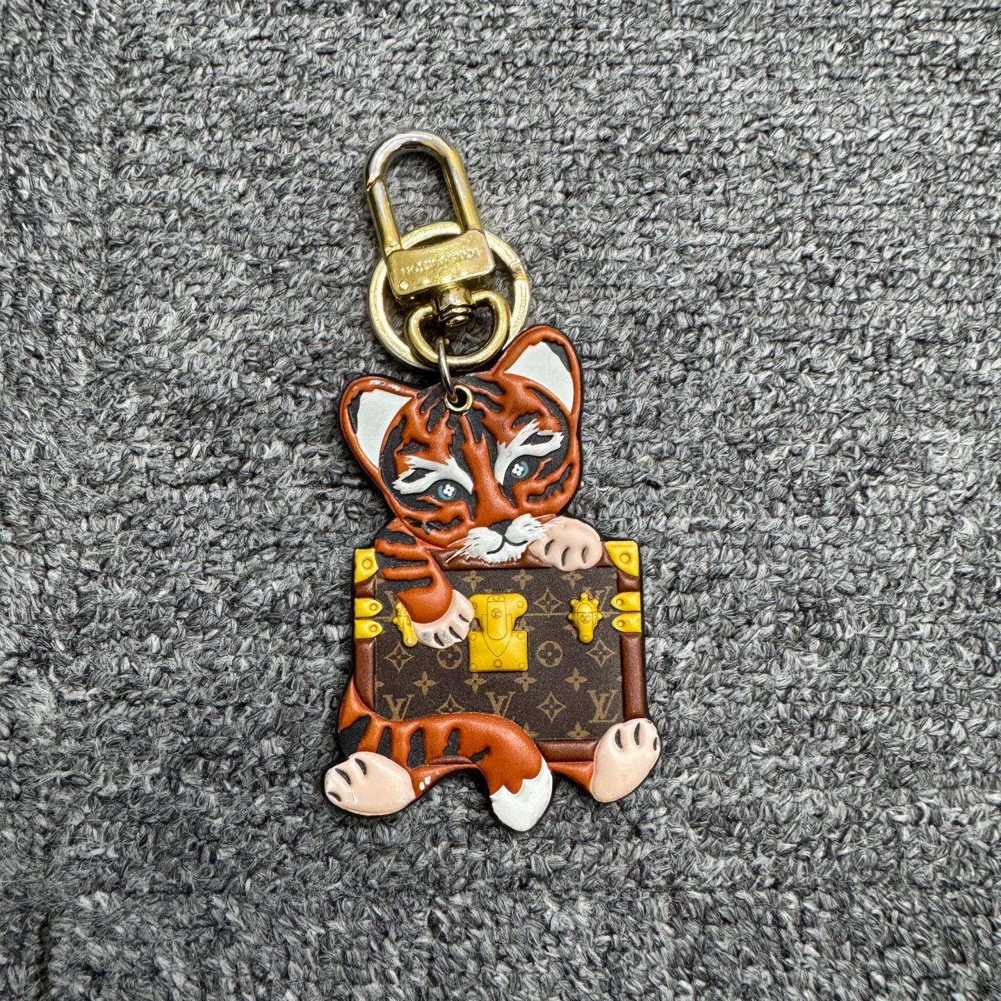 Louis Vuitton LV Tiger Keychain 95 New Dirty Faded Size ONE SIZE - 1 Thumbnail
