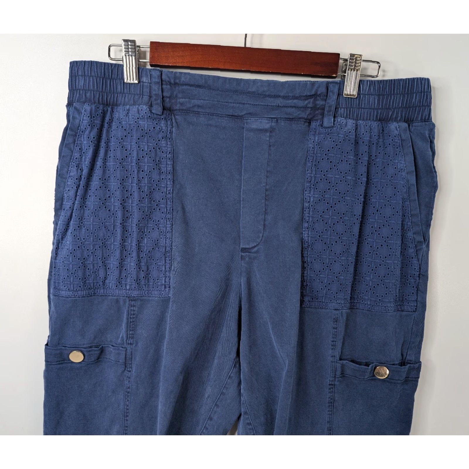 Soft Surroundings Soft Surroundings Blue Pants Cargo Pull On Pockets Eyelet Lace High Rise Casual Travel Linen Lyocell Cotton Spandex Tapered Regular Women" Size 36" / US 14 / IT 50 - 2 Thumbnail