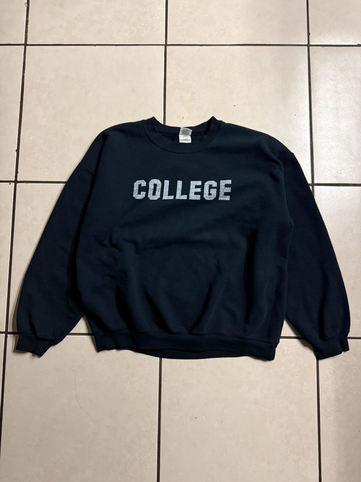 Vintage Vintage Y2K “College” Sweatshirt Size US XL / EU 56 / 4 - 1 Thumbnail
