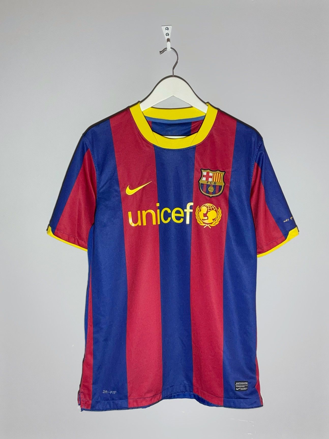 Nike #17 Pedro F.C Barcelona Nike 2010/11 Home Y2K Football Shirt Size US M / EU 48-50 / 2 - 2 Thumbnail