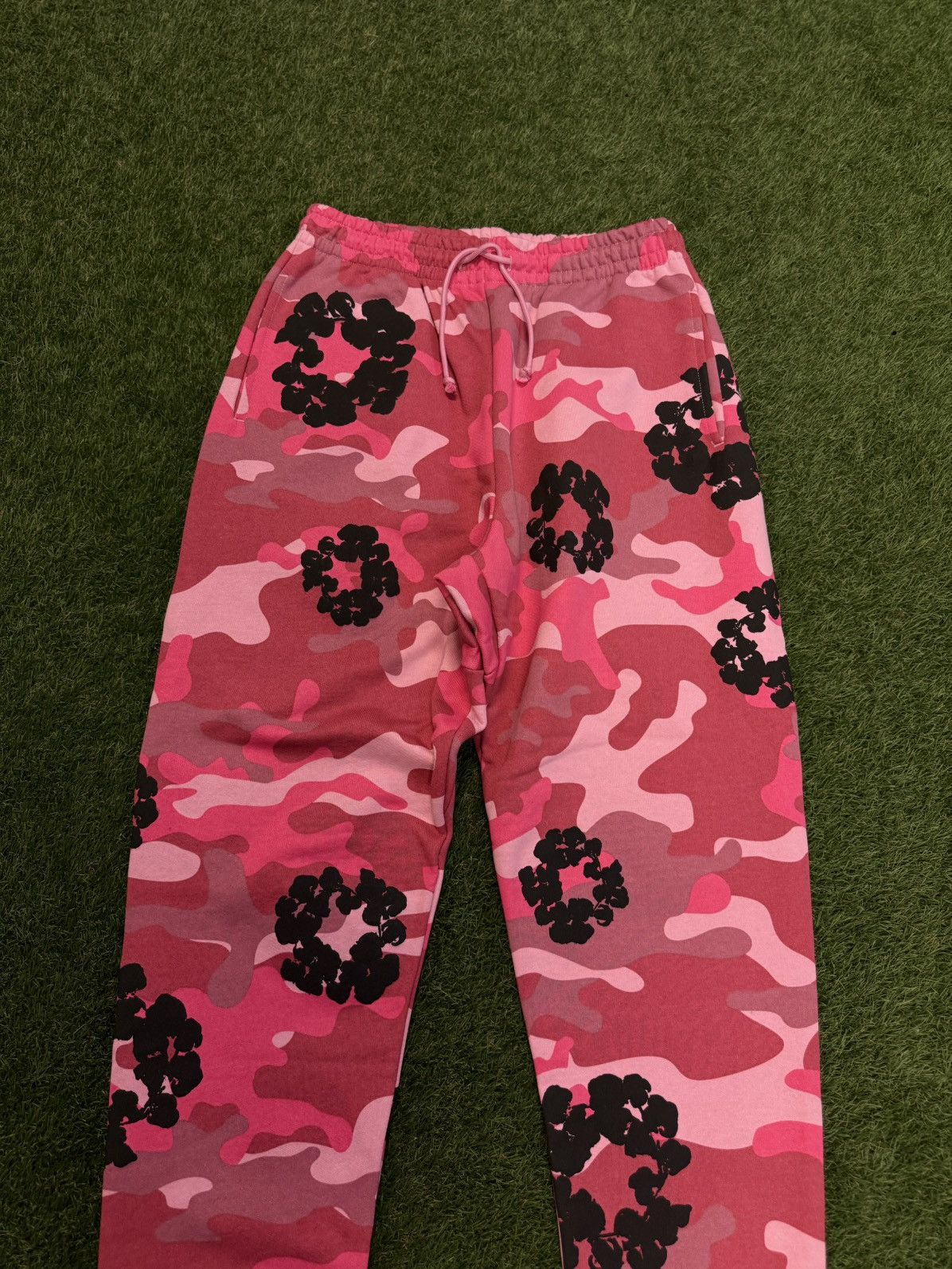 DENIM TEARS Denim Tears Sweatpants Size Medium Cotton Wreath Camo NEW Size US 31 - 3 Thumbnail