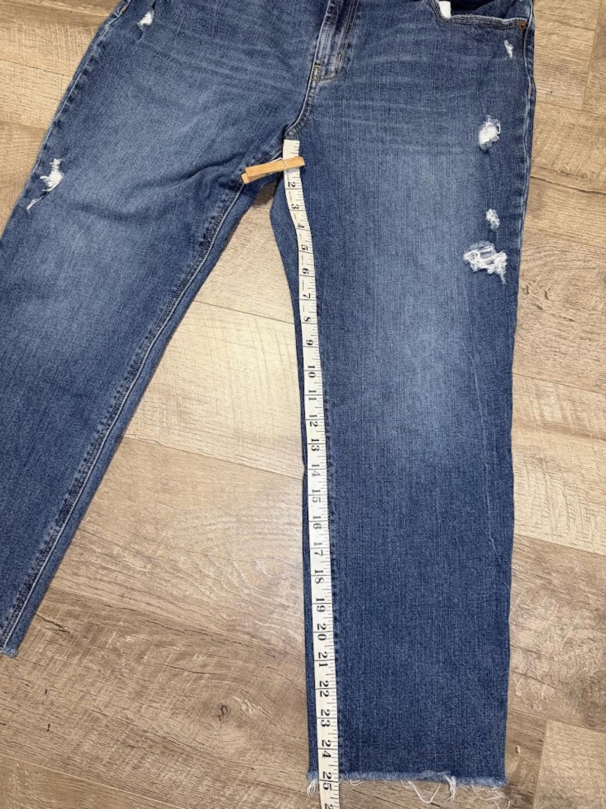 Old Navy Old Navy Mid-Rise Boyfriend Straight Ripped Cut-Off Jeans Size 32" / US 10 / IT 46 - 9 Thumbnail