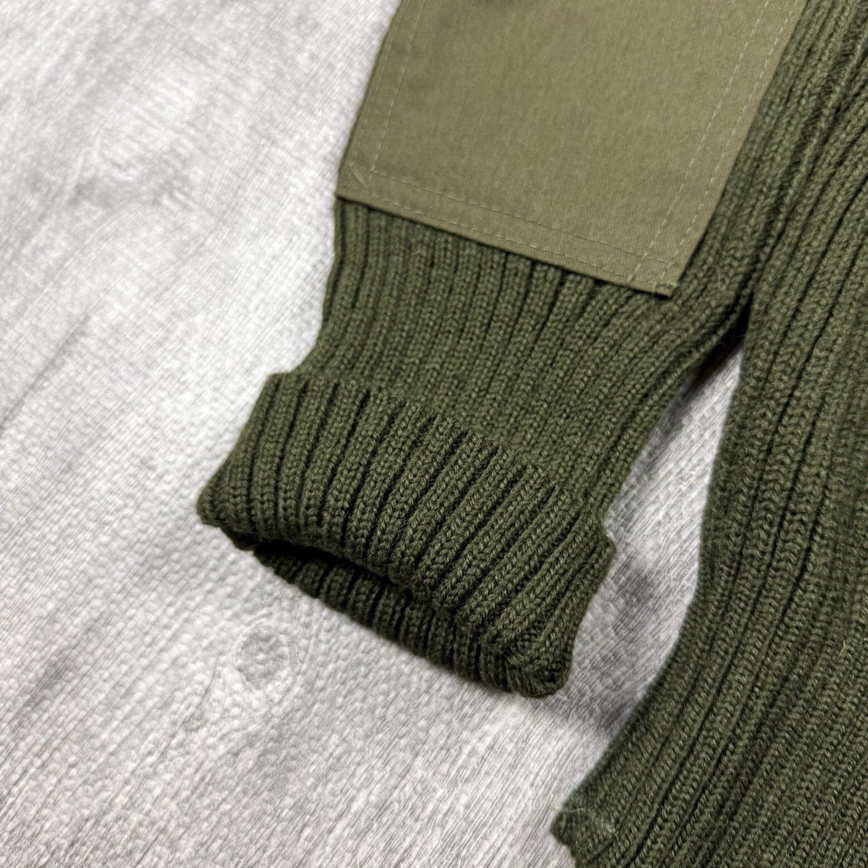 Olive VINTAGE DSCP US Military Crewneck Sweater Olive Green 38 Mens Wool Cable-Knit Epaulettes Patches Army Outdoor N/A Size US M / EU 48-50 / 2 - 7 Thumbnail