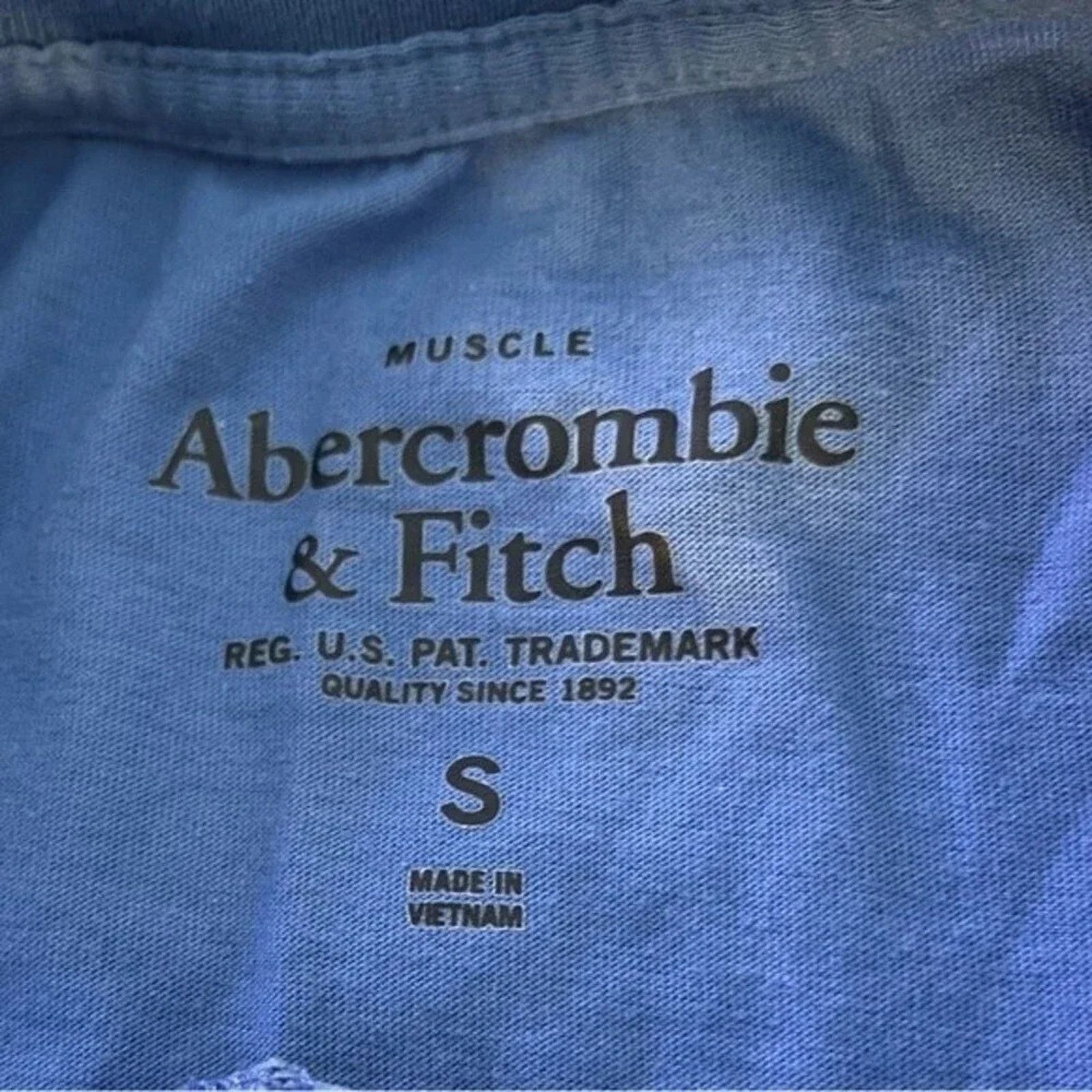 Abercrombie & Fitch Abcrombie & Fitch partial button muscle tee, size small. Size S / US 4 / IT 40 - 3 Thumbnail