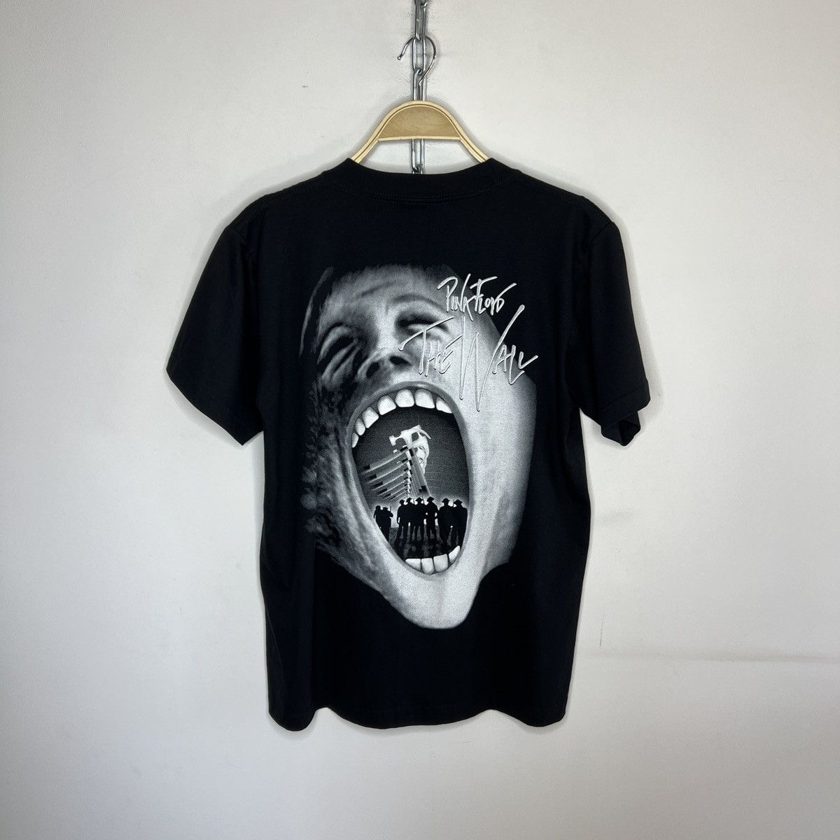 Band Tees 90s Faded Black Pink Floyd The Wall Graphic Shirlt Size US M / EU 48-50 / 2 - 2 Thumbnail