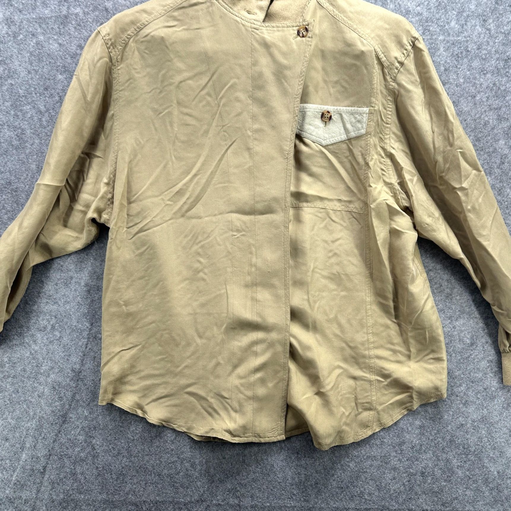 Vintage Diane Gilman Shirt Womens Petite Khaki Band Collar Long Sleeve Asymmetric Pocket L Beige Mock Neck Button-Up Size L / US 10 / IT 46 - 4 Thumbnail