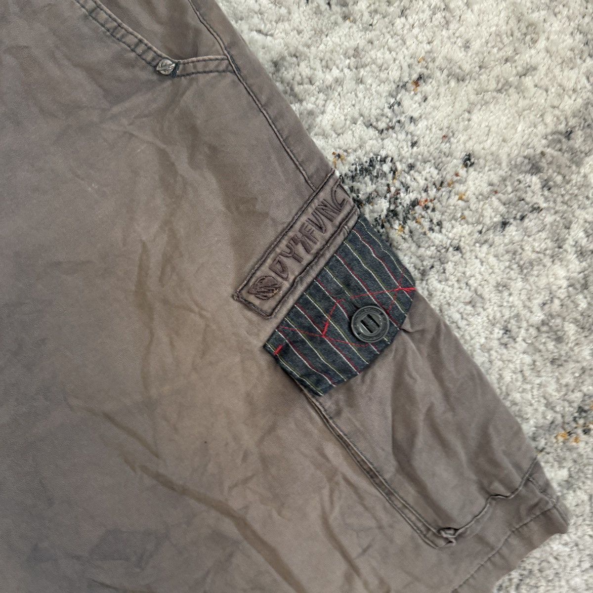 Billabong × Lost Enterprises × Vintage Vintage Y2K Faded black Lost surfwear cargo shorts Size US 38 / EU 54 - 4 Thumbnail