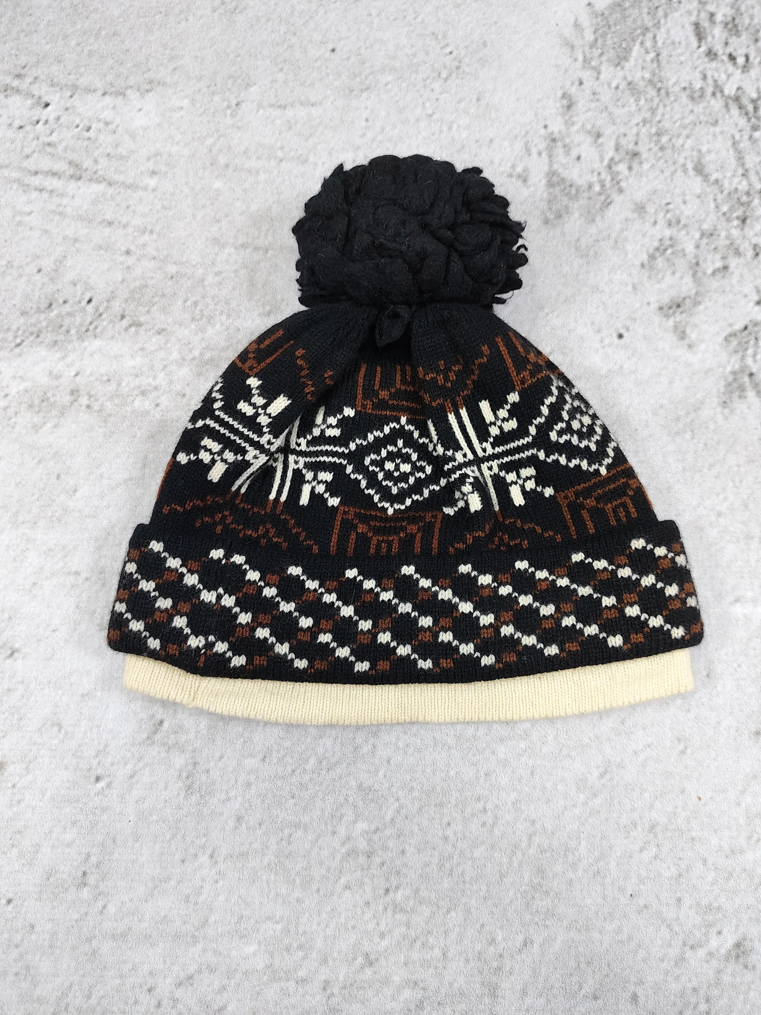 Vivienne Westwood 2000s V.W🇬🇧 Nordic Fair Isle Pattern Orb Logo Patch Beanie Size ONE SIZE - 3 Thumbnail