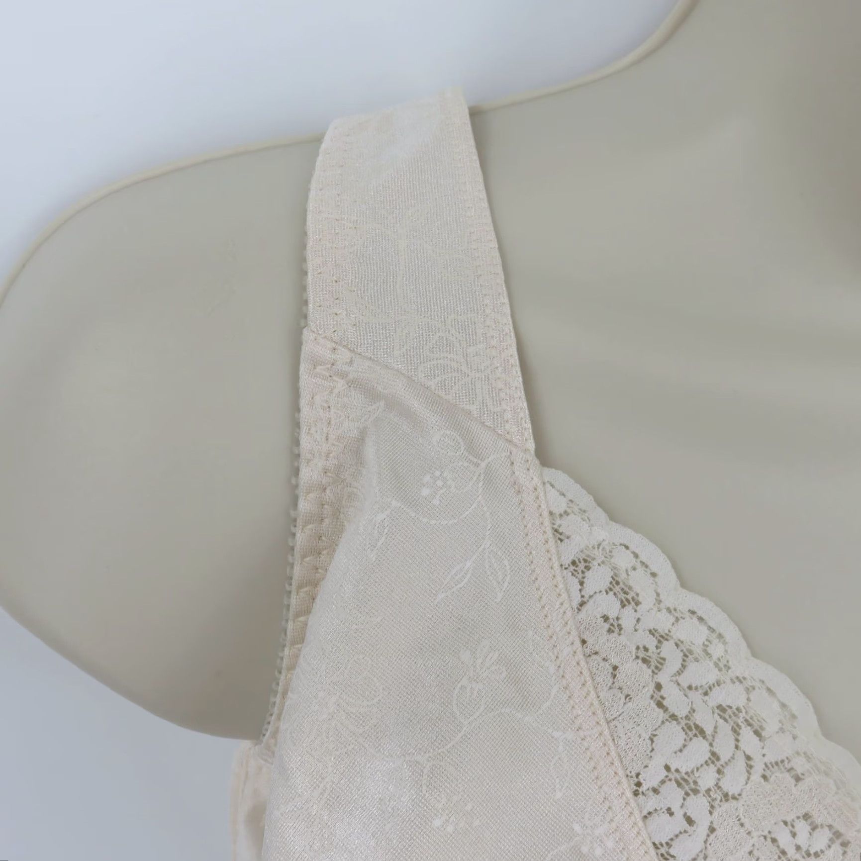 Vintage **Playtex 40DD Cream Floral Underwire Lift Support Bra** User: Playtex 40DD Cream Floral Underwire Lift Support Bra Size ONE SIZE - 2 Thumbnail