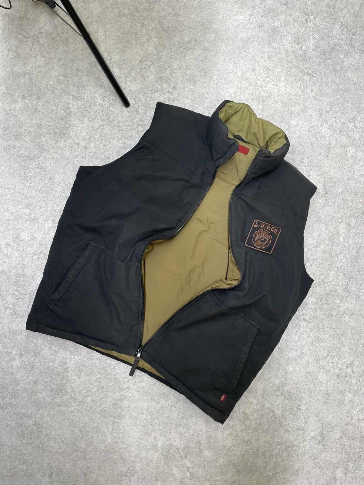 Japanese Brand × Levi's Black Red Tab Large Levi’s Puffer Vest USA Streetwear Style Size US L / EU 52-54 / 3 - 2 Thumbnail
