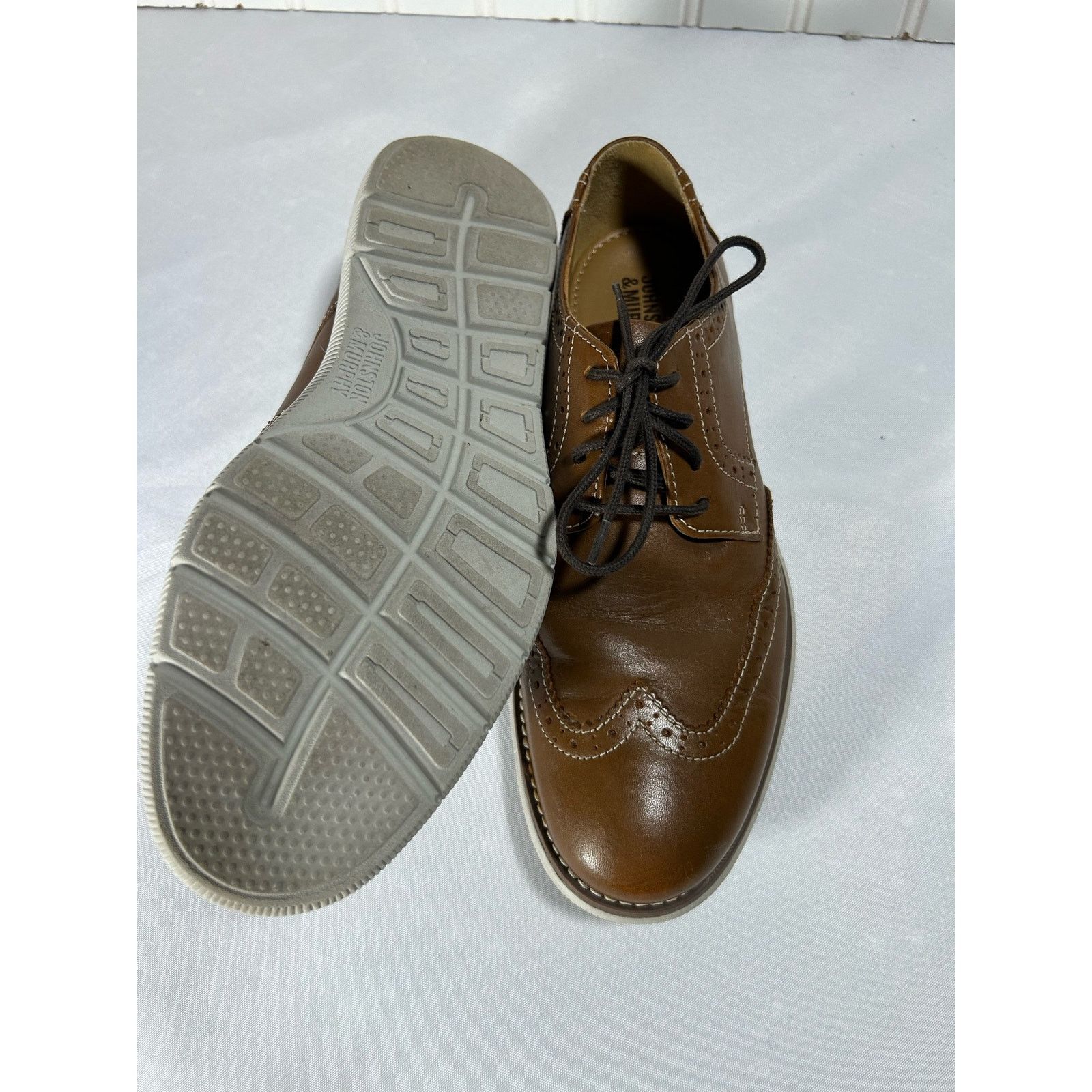 Johnston & Murphy Johnston & Murphy Boys 4 M L22 Oxford Wingtip shoes Size US 5 / EU 37 - 7 Thumbnail