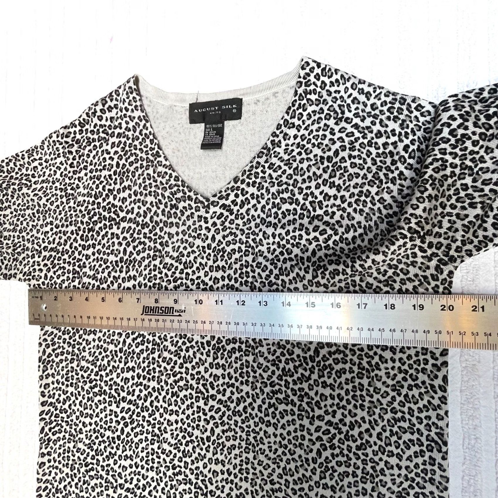 Vintage August Silk Womens L Gray Black V-Neck Animal Print 3/4 Sleeve Knit Top Size L / US 10 / IT 46 - 4 Thumbnail