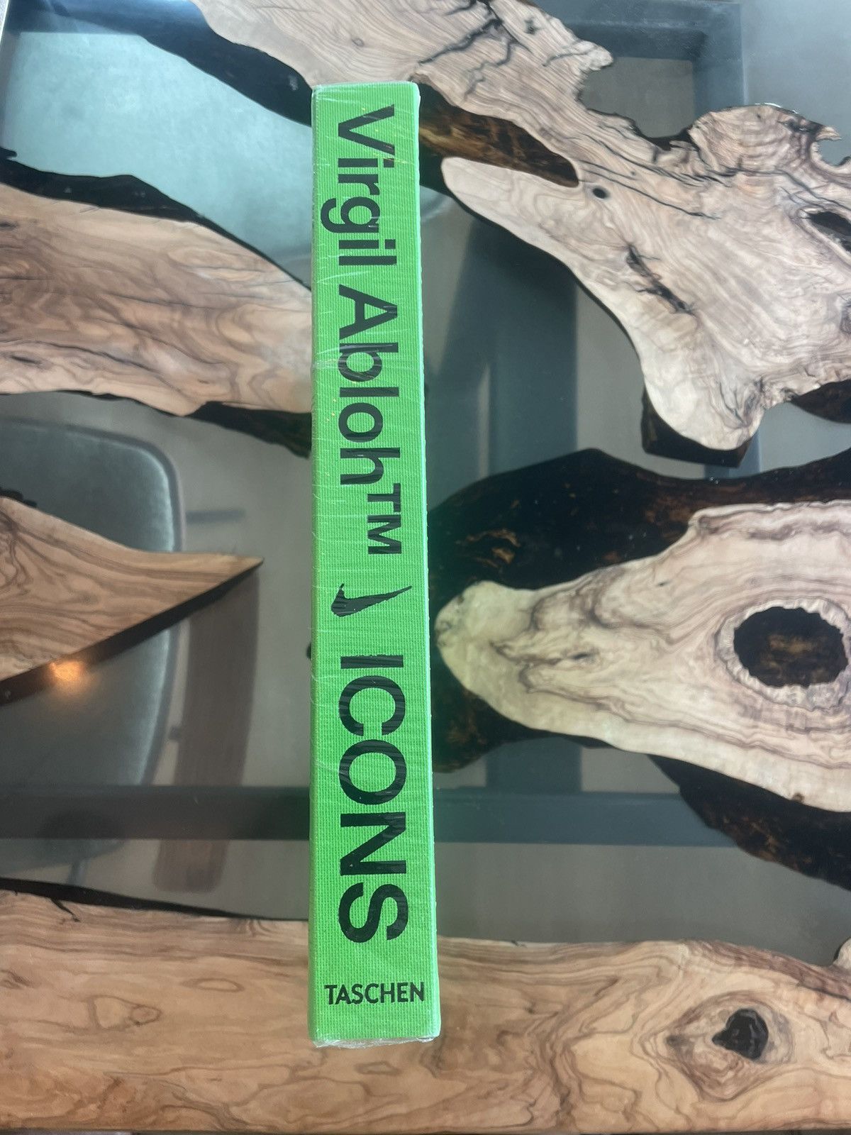 Nike × Off-White Virgil Abloh. Nike. ICONS Coffee Table Book Size ONE SIZE - 6 Thumbnail