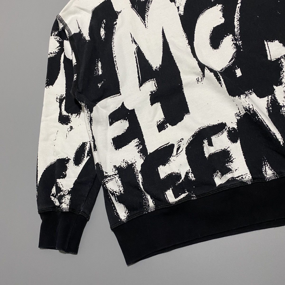 Alexander McQueen Graffiti Logo Print Sweatshirt Size US XXS / EU 40 - 4 Thumbnail