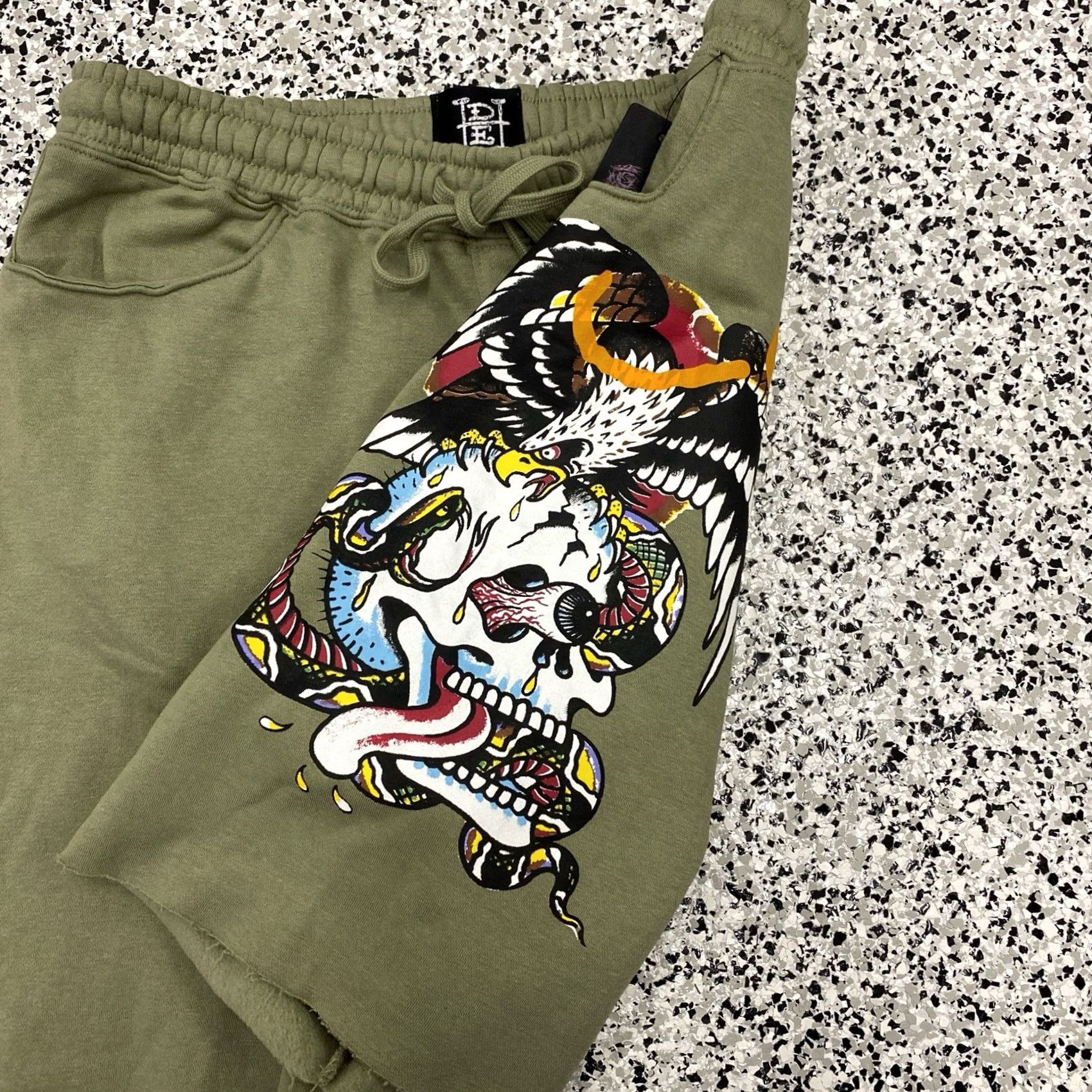Ed Hardy ED HARDY Battle Skull Snake Eagle Fleece Sweat Shorts Green Mens M New Size US 31 - 3 Thumbnail