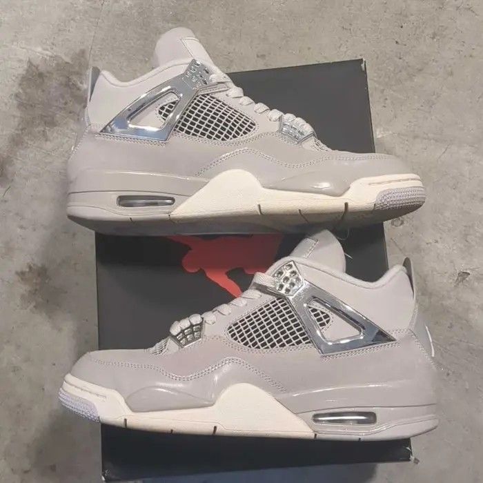 Jordan Brand Jordan 4 Retro Frozen Moments AQ9129 001 Size 10 US Women Size US 8.5 / EU 41-42 - 1 Thumbnail