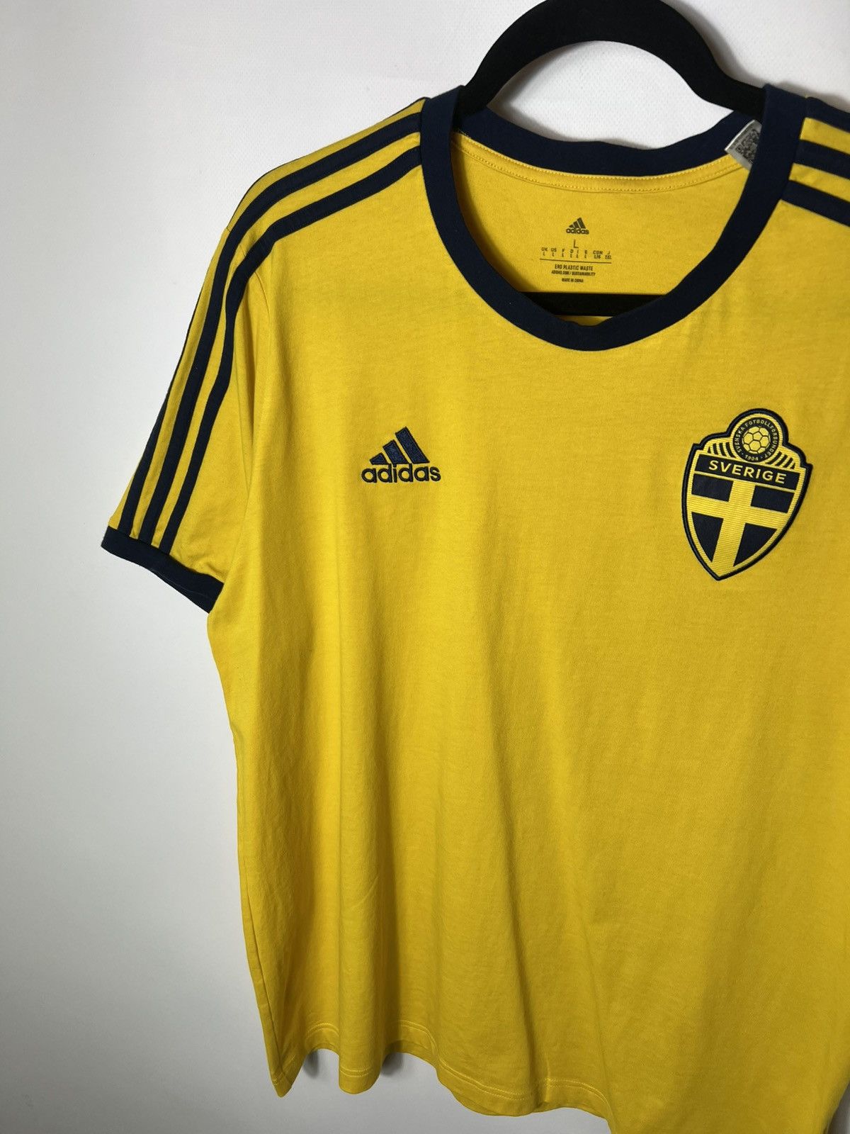 Adidas MENS ADIDAS SWEDEN NATIONAL 22 SOCCER FOOTBALL SHIRT JERSEY Size US L / EU 52-54 / 3 - 4 Thumbnail