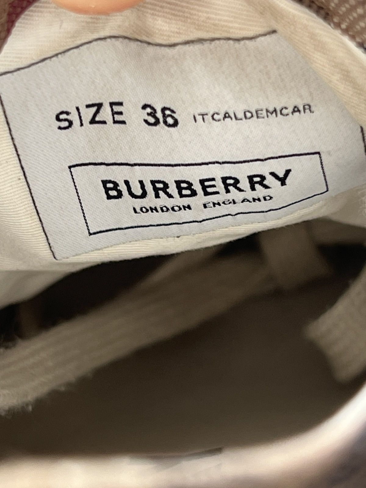 Burberry $650 Burberry Check Low Canvas Sneaker Size 6 Womens (EU 36) Size US 6 / IT 36 - 7 Thumbnail