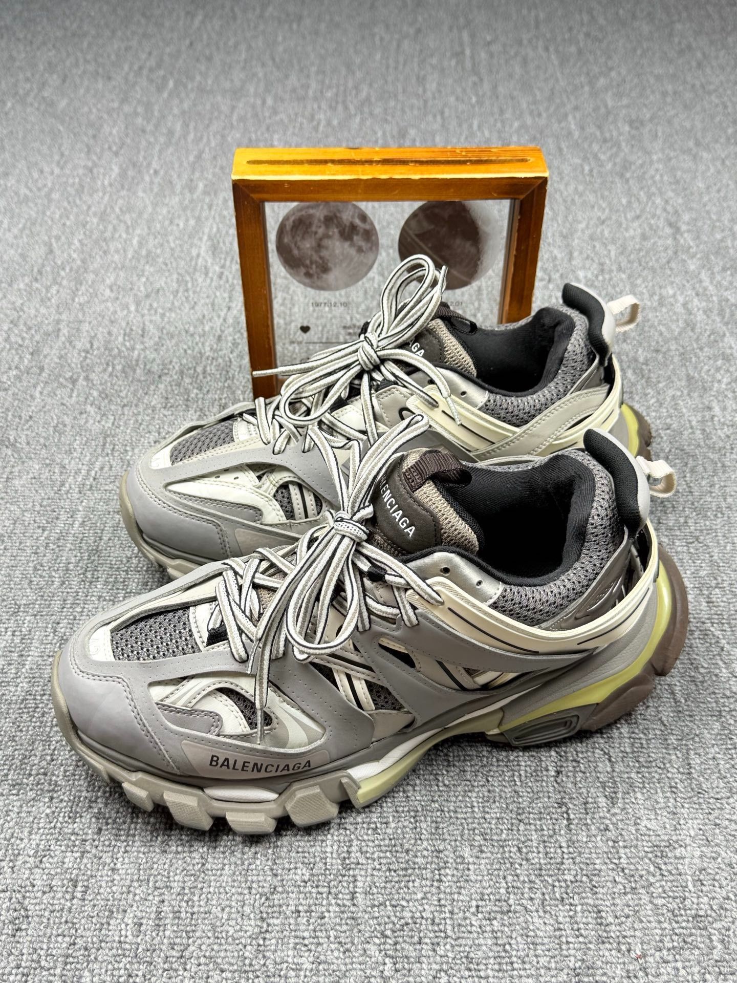 Balenciaga Balenciaga Gray Lowtop Sneakers it_42 Women Size US 12 / IT 42 - 1 Thumbnail
