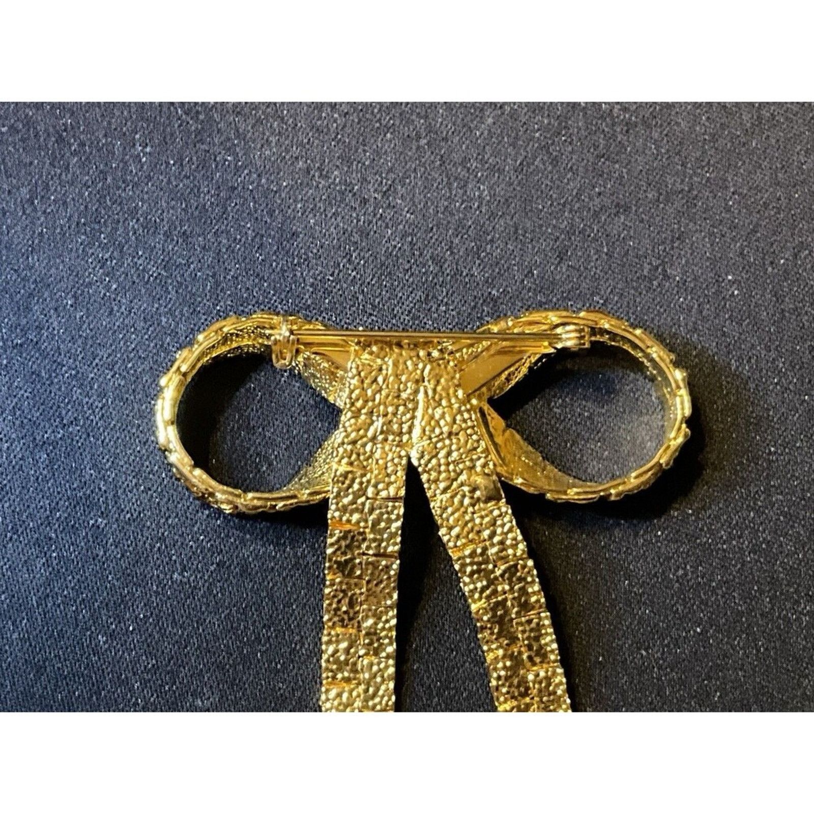 Other Textured Gold Tone Nugget Bow And Ribbon Brooch Size ONE SIZE - 7 Thumbnail