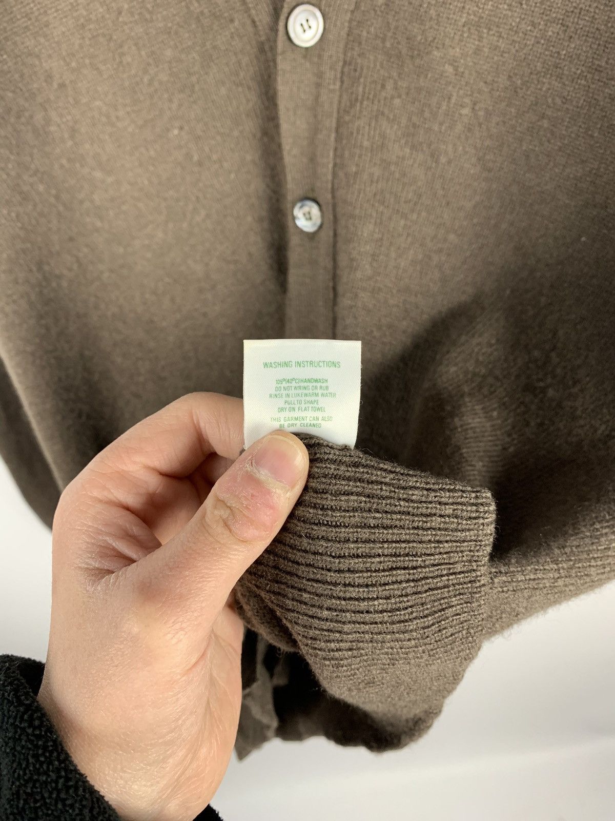 Johnstons Of Elgin Vintage Johnstons of Elgin Wool Cardigan Buttons Size 46 Size US S / EU 44-46 / 1 - 8 Thumbnail
