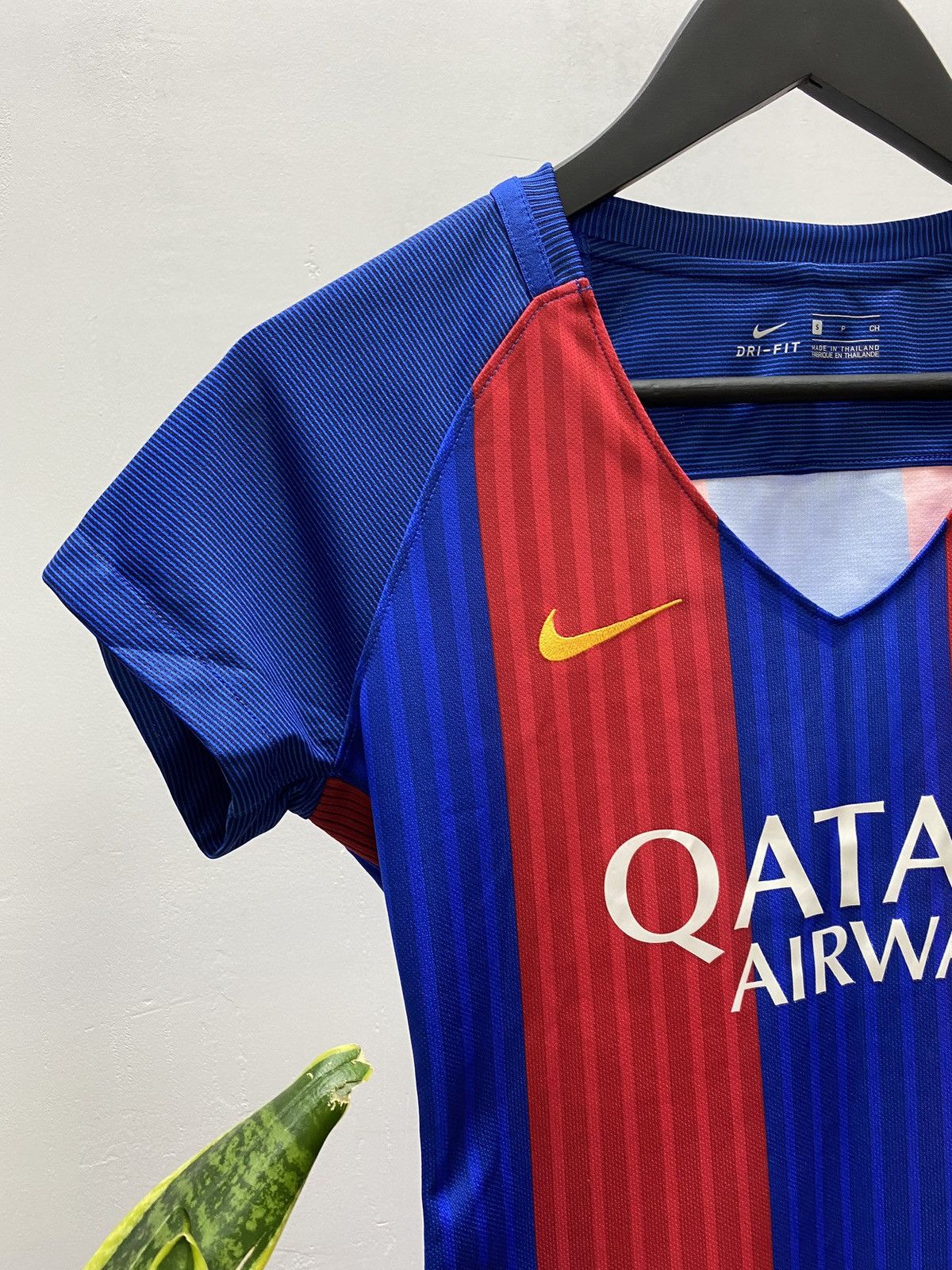 Nike Women's FC BARCELONA NIKE 2016 2017 HOME FOOTBALL Size S / US 4 / IT 40 - 6 Thumbnail