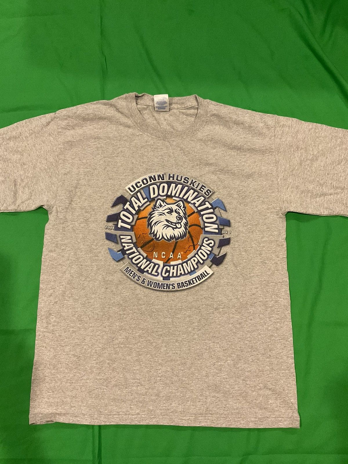 NCAA × Vintage Vintage UConn Huskies t-shirt Size US L / EU 52-54 / 3 - 1 Thumbnail