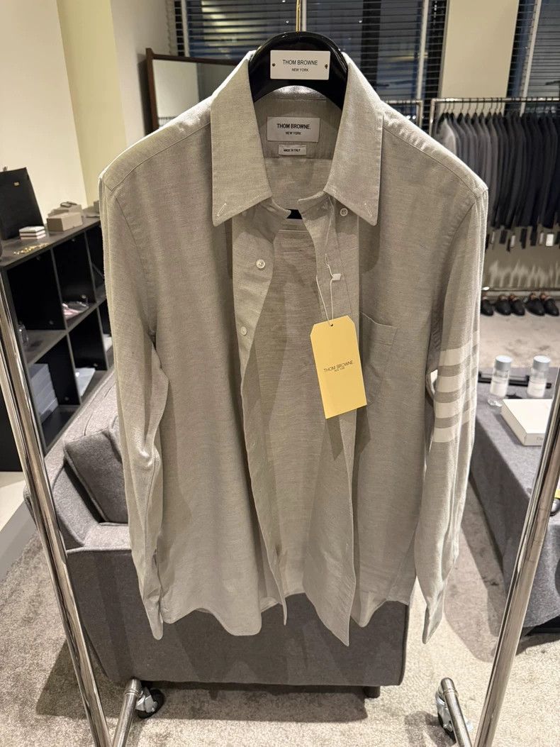 Thom Browne Thom Browne size4 Classic four-barrel shirt in light grey Size US XL / EU 56 / 4 - 1 Thumbnail