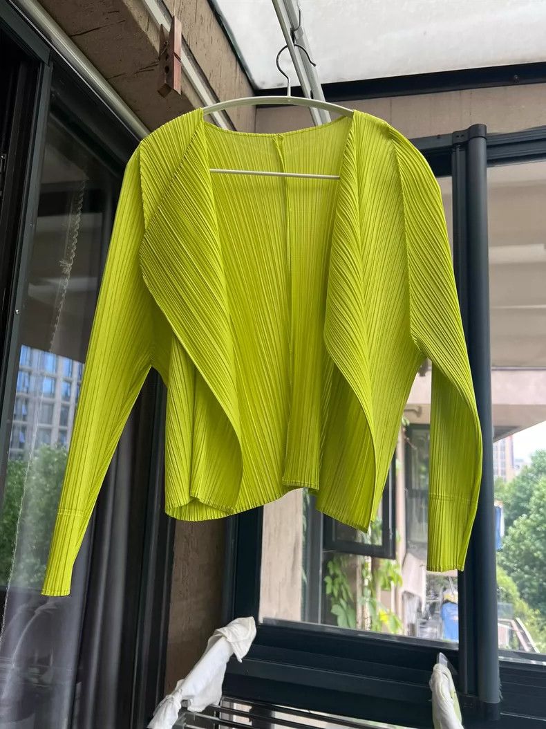 Issey Miyake Issey Miyake size:3 Fresh yellow-green wide-shoulder line Size XS / US 0-2 / IT 36-38 - 1 Thumbnail