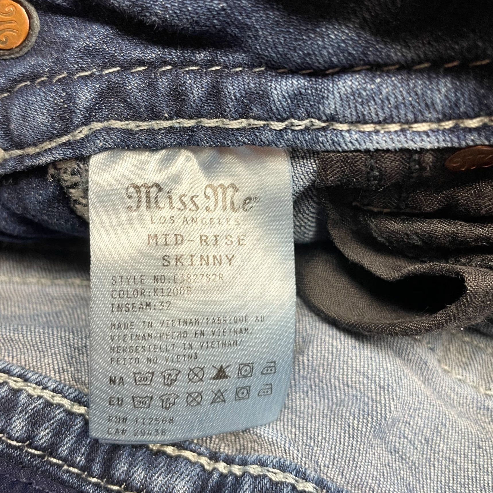 Miss Me Miss Me Shorts Women 26 Blue Denim Jean Jorts Medium Wash Cuff Off Bling Sequin Shorts Casual 5-Pocket Design Western 26 Women Mens Girls Size 26" / US 2 / IT 38 - 6 Thumbnail