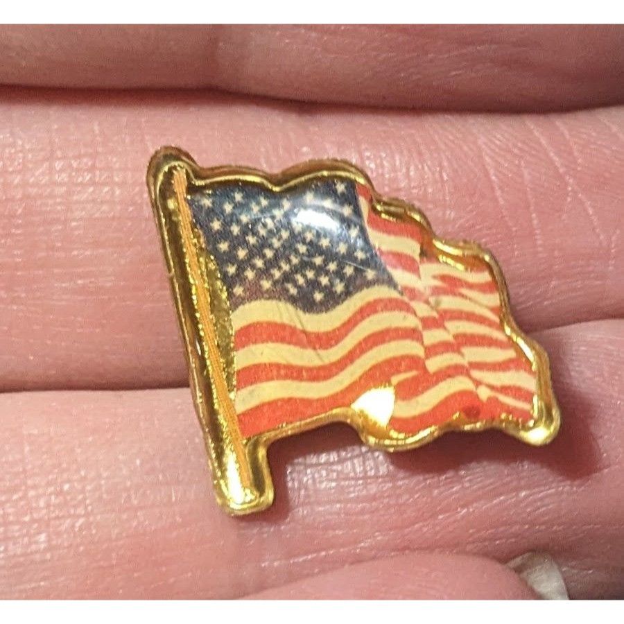 Other Vintage Gold Tone United States Flag Lapel Pin Size ONE SIZE - 6 Thumbnail