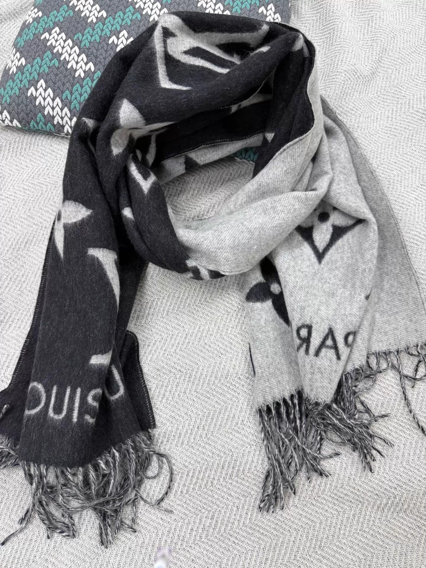 Louis Vuitton LV Monogram Black Gray Double-Face Wool Scarf NIB Size ONE SIZE - 3 Thumbnail