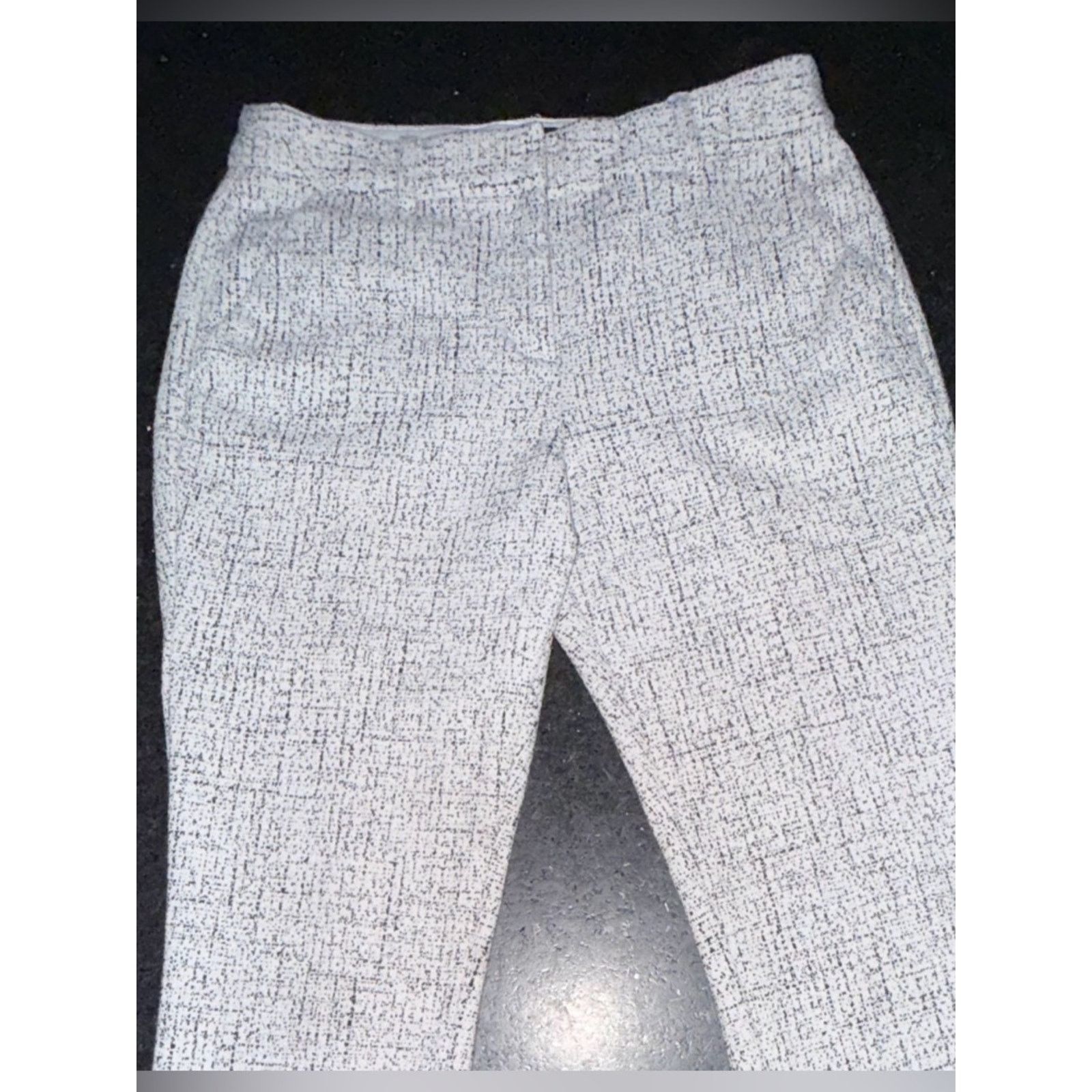 Express EXPRESS COLUMNIST ANKLE BLACK WHITE TEXTURED PRINT PANTS 8 Size 30" / US 8 / IT 44 - 12 Thumbnail