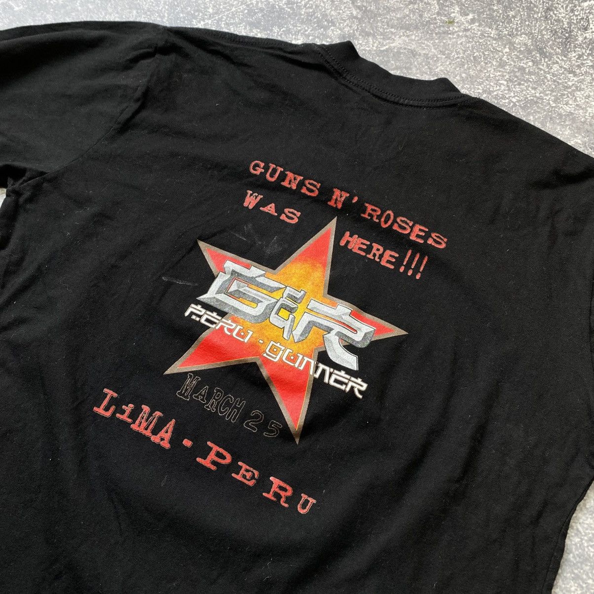Band Tees Vintage Guns N Roses Big Logo Graphic 90’s band tee Size US M / EU 48-50 / 2 - 8 Thumbnail