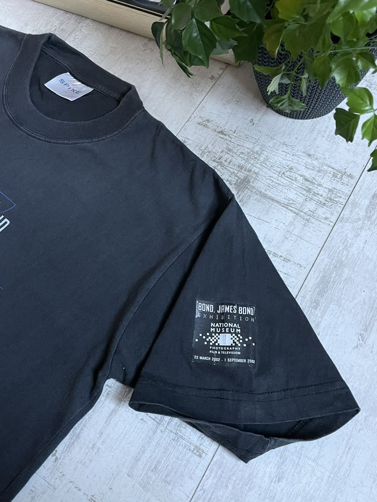 Vintage Vintage 2001 James Bond 007 T-Shirt Movie Agents Gun RARE Size US L / EU 52-54 / 3 - 6 Thumbnail