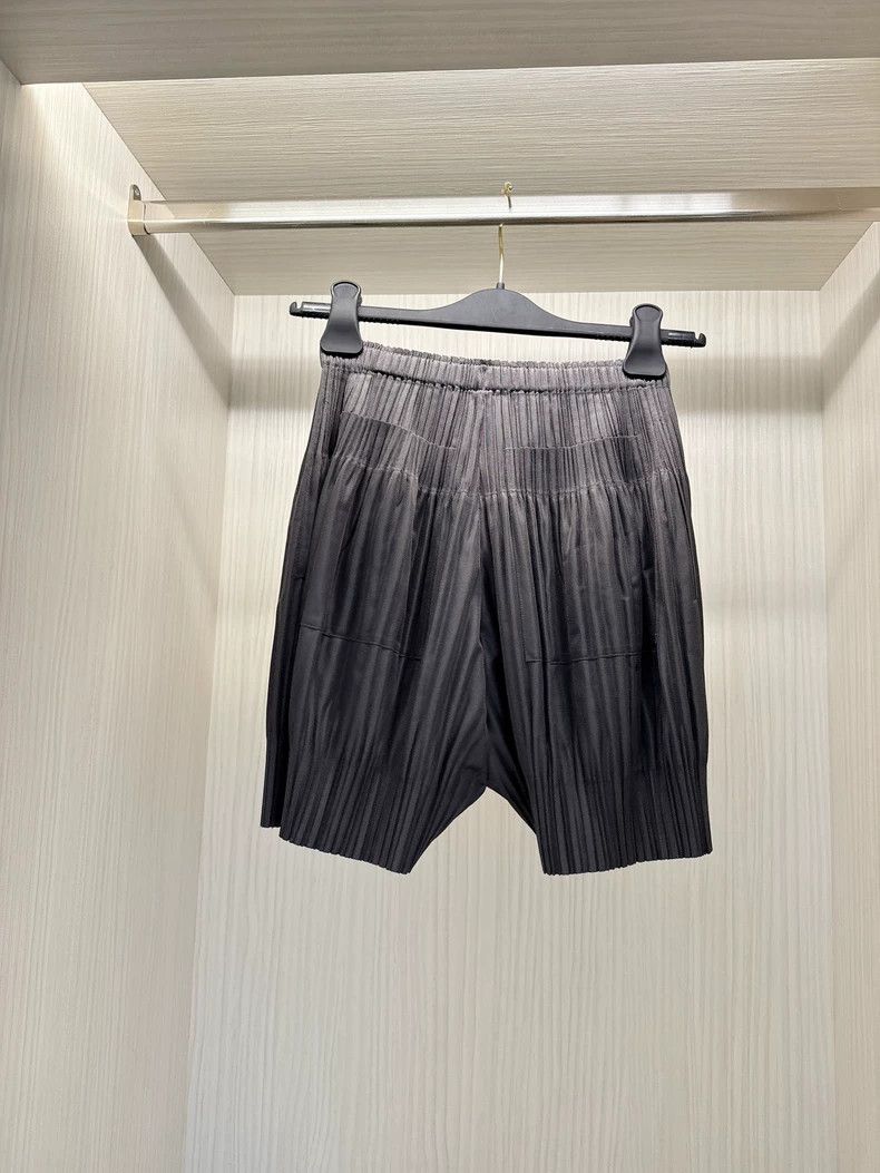 Issey Miyake Issey Miyake size:3 Grey puff shorts Size 23" - 2 Thumbnail